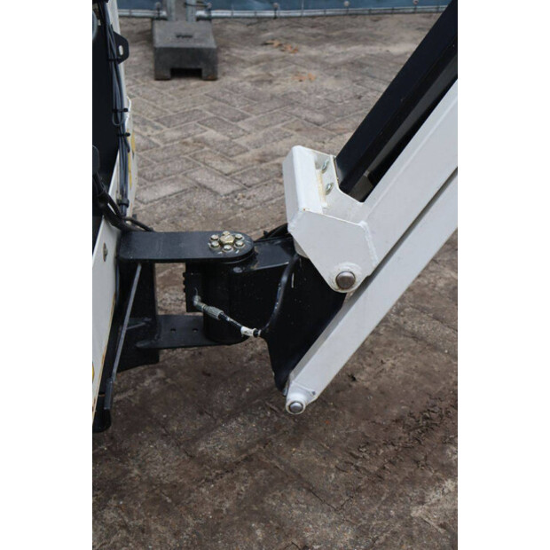 2016 جيه ال جي E300AJP-45336301