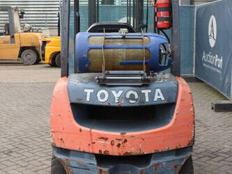 2012-toyota-02-8fgf25-1413847-45336914