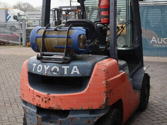 2012-toyota-02-8fgf25-1413847-45336915