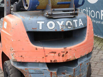 2012-toyota-02-8fgf25-1413847-45336926