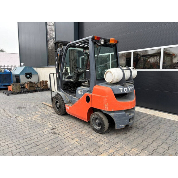 2013 Toyota 02-8FGF25-45337776