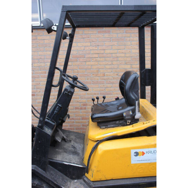 2004 يال GLP30TF-45338217