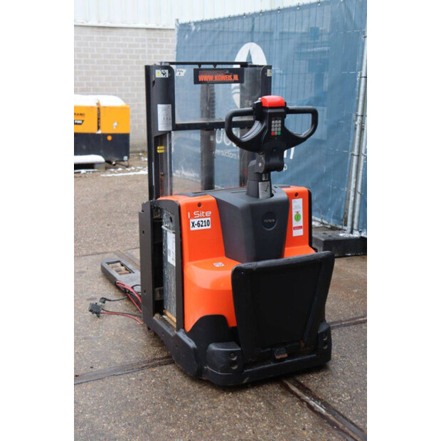 2017 Toyota SWE200D-45339730