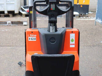 2017-toyota-swe200d-1413936-45339731