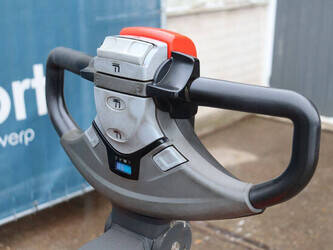 2017-toyota-swe200d-1413936-45339746