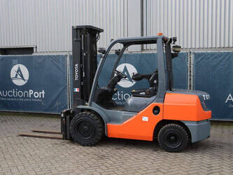 2016-toyota-02-8fgf30-1413945-45339990