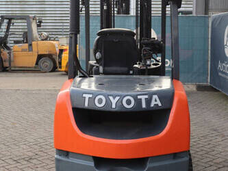 2016-toyota-02-8fgf30-1413945-45339992