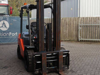 2016-toyota-02-8fgf30-1413945-45339994