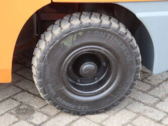 2016-toyota-02-8fgf30-1413945-45340002