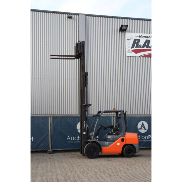 2016 تويوتا 02-8FGF30-45340025