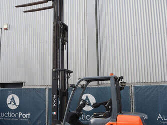 2016-toyota-02-8fgf30-1413945-45340027