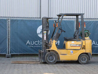 صورة ل رافعات شوكية 1999 كاتربيلر GP15K