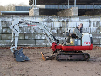 صورة ل حفارات صغيرة 2005 تاكوتشي TB016