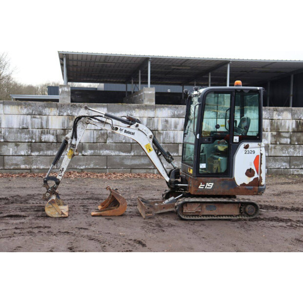 2016 بوبكات E19-45355982