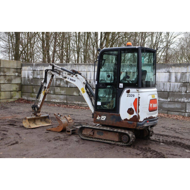 2016 بوبكات E19-45355984