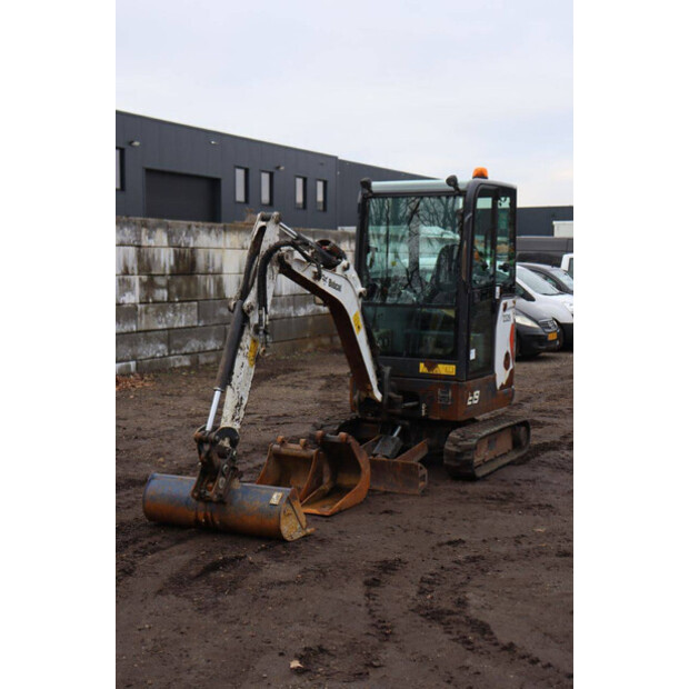 2016 بوبكات E19-45355990