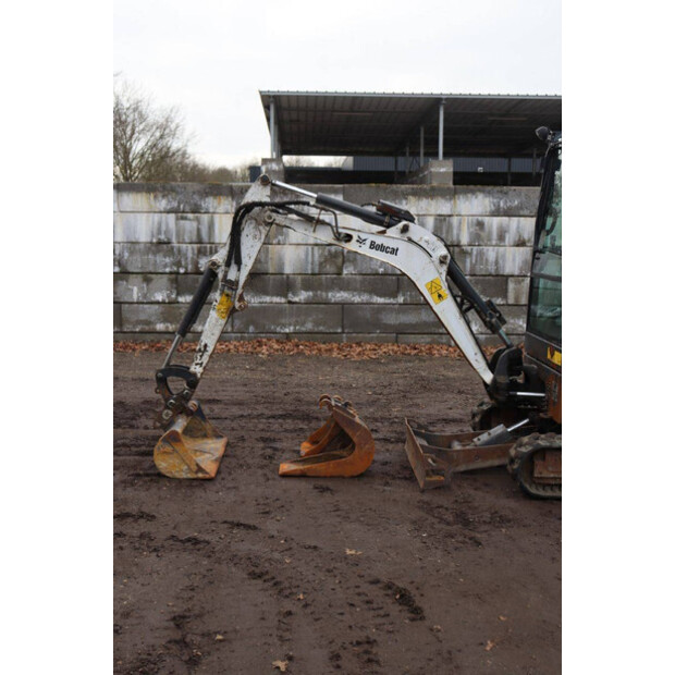 2016 بوبكات E19-45355991