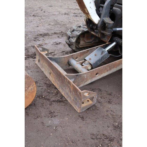 2016 بوبكات E19-45355998