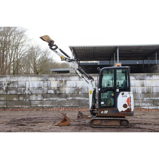 2016 بوبكات E19-45356017