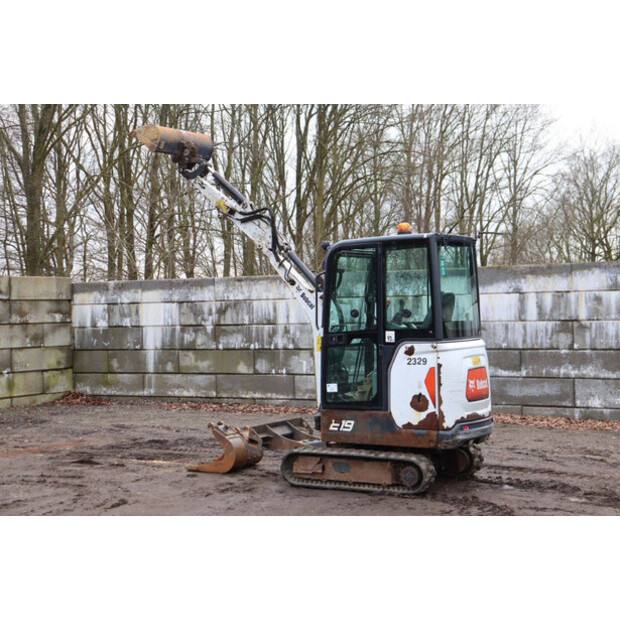 2016 بوبكات E19-45356018