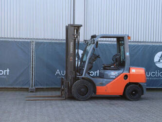 صورة ل رافعات 2011 تويوتا 02-8FDF30