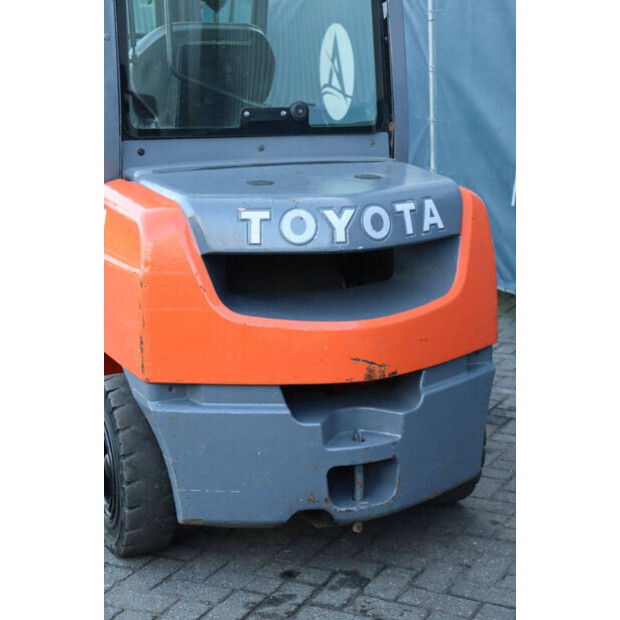 2011 تويوتا 02-8FDF30-45358196