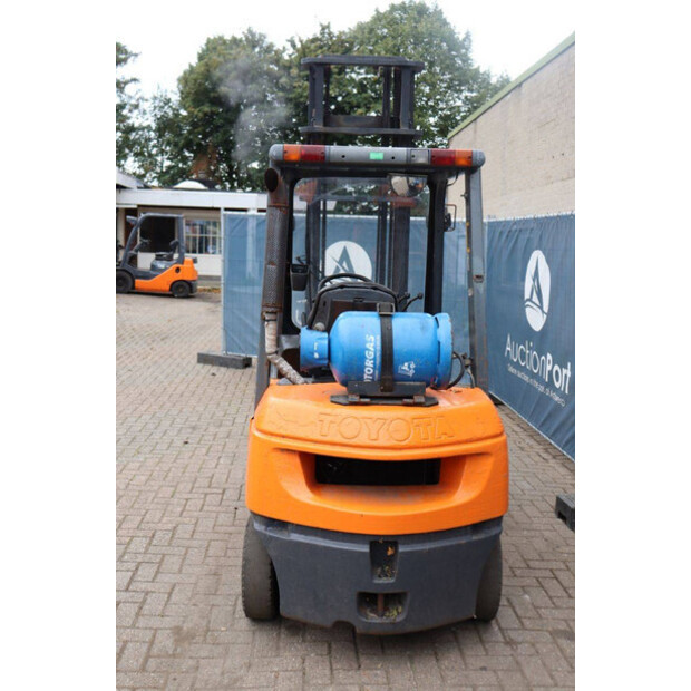 2004 تويوتا 42-7FGF25-45359647