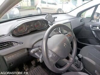 2013-peugeot-208-1414433-45375026