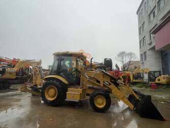 صورة ل لوادر حفارة 2025 كاتربيلر 420F