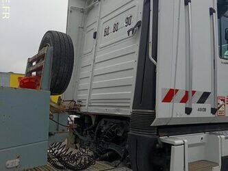 2011-renault-magnum-1414922-45411040