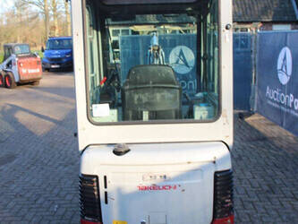 2011-takeuchi-tb016-1415217-45416181