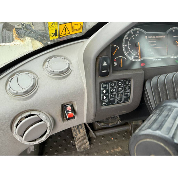 2015 فولفو L180H-45444367