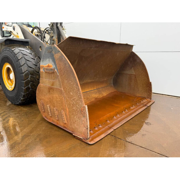 2015 فولفو L180H-45444369