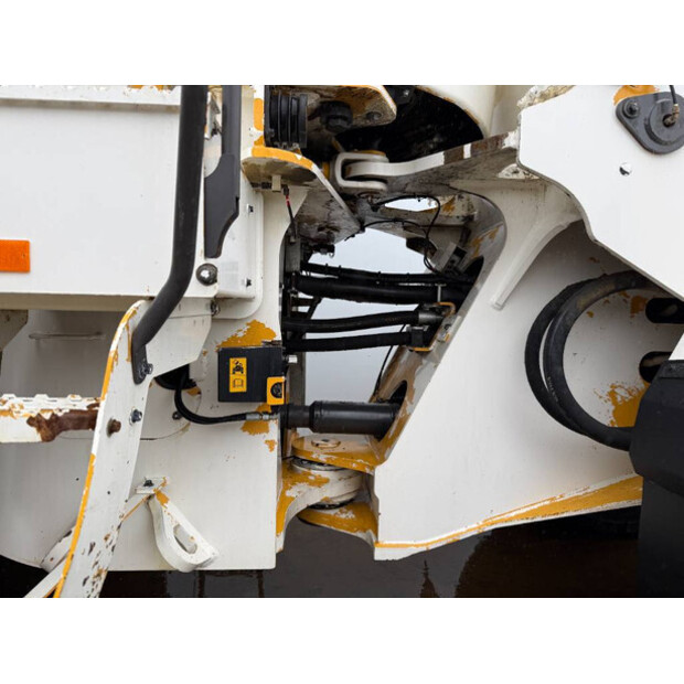 2015 فولفو L180H-45444375