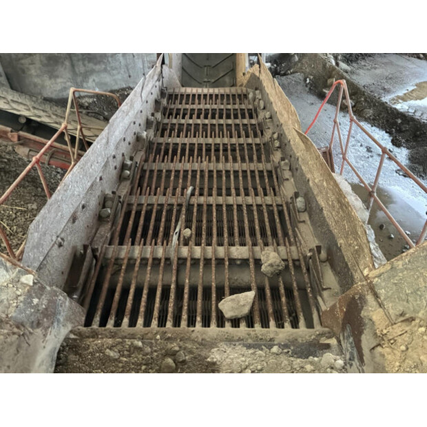 2011 تيريكس 883-45465029