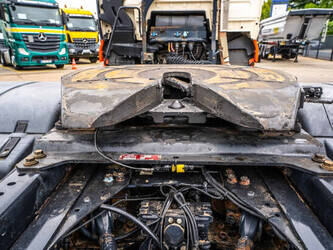 2015-man-tgx-33-560-1423927-45469360