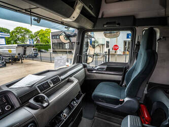 2015-man-tgx-33-560-1423927-45469370