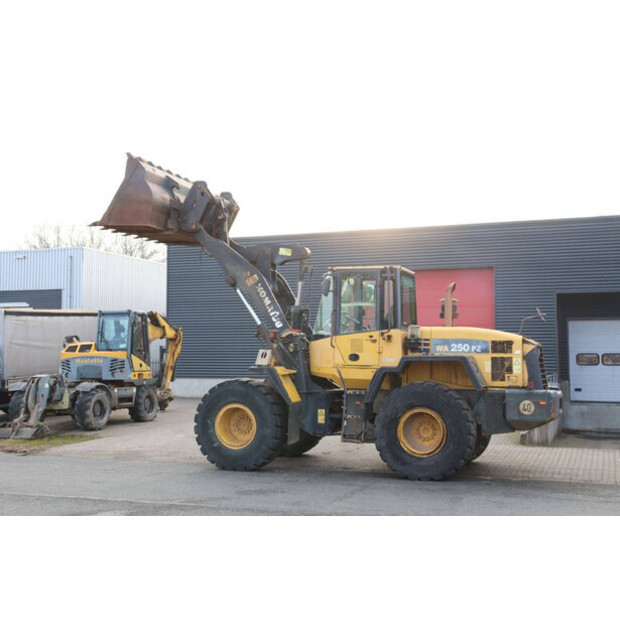 2007 كوماتسو WA250PZ-5-45472186