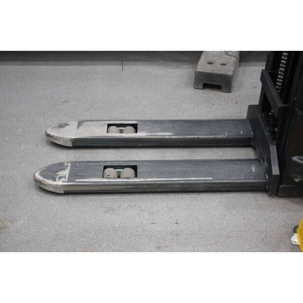 2004 BT S12-45575901