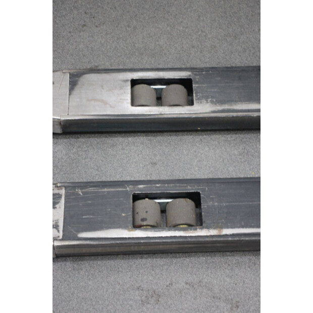 2004 BT S12-45575902