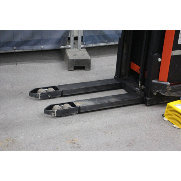 2004 BT S12-45575916