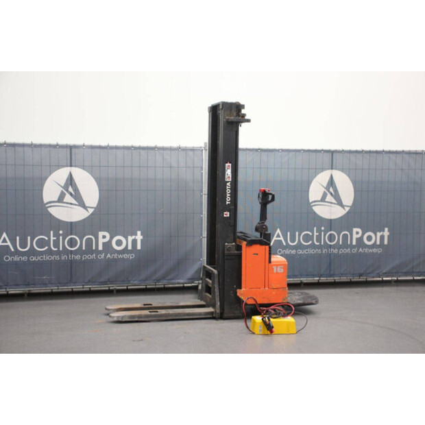 2000 Toyota SLL16-45576137