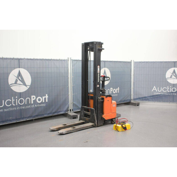 2000 Toyota SLL16-45576145