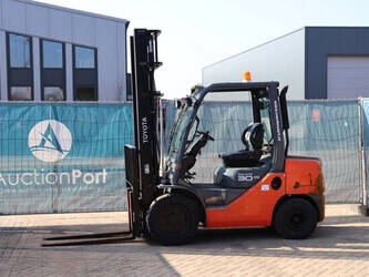 Image for LIFTS 2012 Toyota 02-8FDF30 for Sale in United Arab Emirates