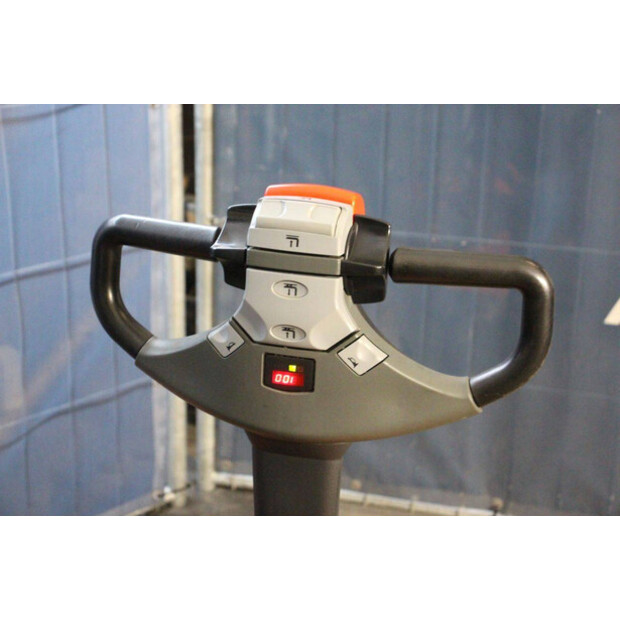 2017 Toyota SWE140L-45580353