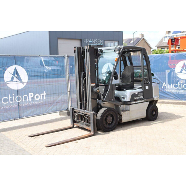 2005 نيسان UD02A25PQ-45584101