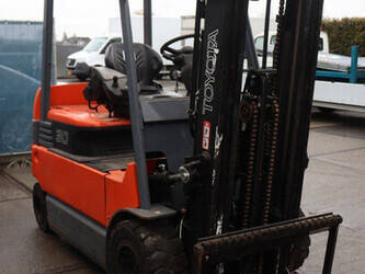 2009-toyota-7fbmf30-1425270-45585762