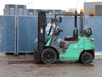 صورة ل رافعات شوكية 2006 ميتسوبيشي 25N