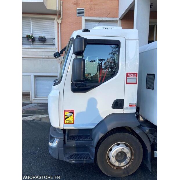 2022 Renault D-45599509