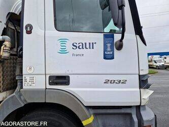 2005-mercedes-benz-2032-1425619-45619582